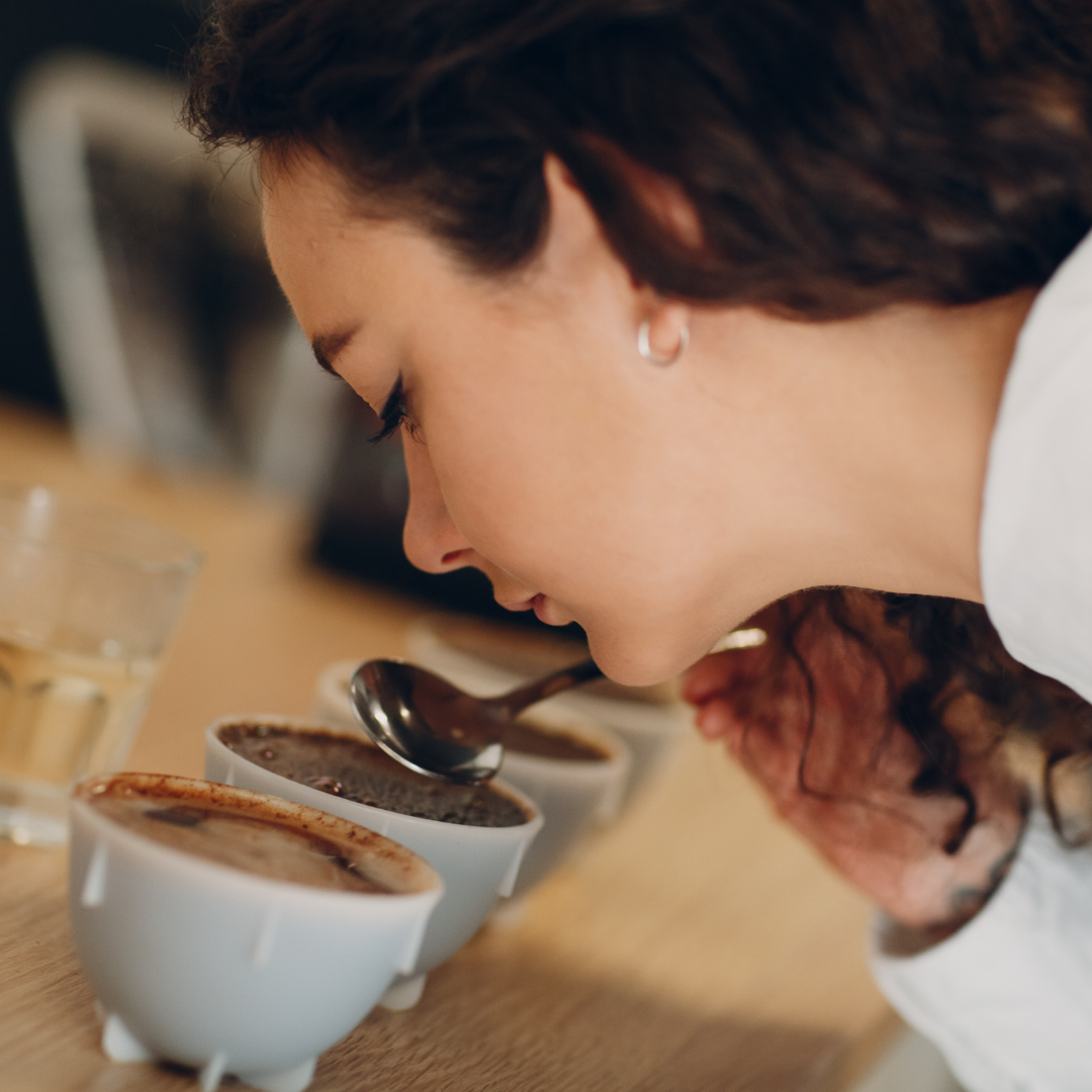 Frau bei professioneller Kaffeeverkostung mit Bonsomi Coffee Cupping-Methoden