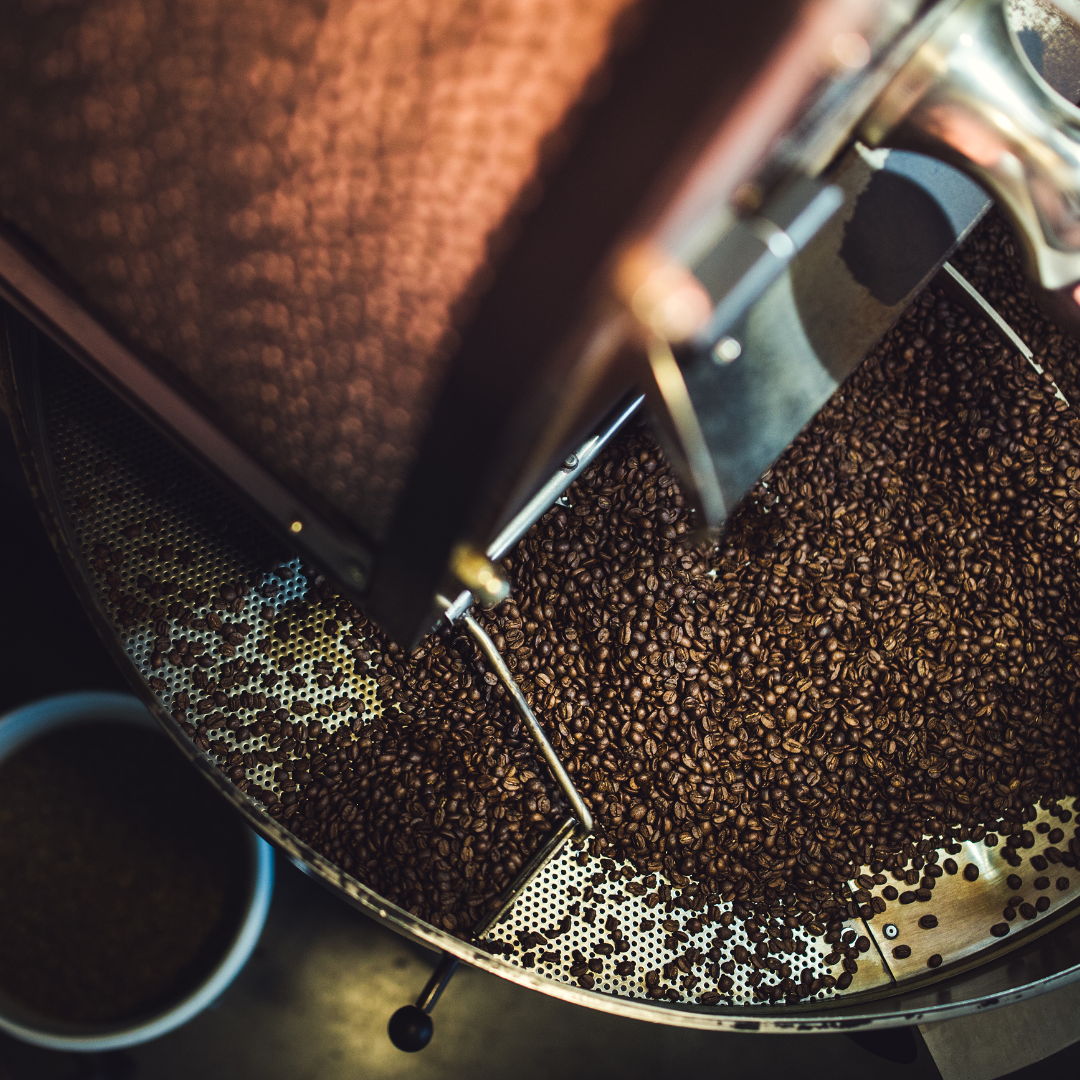 Heimrösten von Kaffeebohnen in einem Heimröster für frischen Kaffeegenuss zu Hause